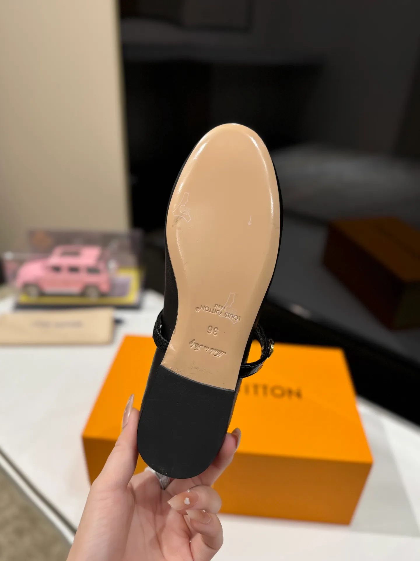 👟👟Ex-factory price 600👟👟 👟👟LV | Louis Vuitton 25𝐬𝐬 🧡💚2025 early spring new top version‼ ️The original version is the same. The counter specializes in the latest ROMY flat ballet shoes. Hard goods are new🆕 ❥Purchase level! Full of high-end feel! A popular model among bloggers at home and abroad, it’s retro and fashionable and looks amazing on your feet! Mainly recommended models on the official website★ ✅Upper: Highly customized denim/lambskin/presbyopia leather ✅Inner lining: imported sheepskin lining ✅Outsole: original Italian leather outsole ✅Shoe size: 35-39 (customized for 40, 41, 42) ✅Packaging: full set of exquisite packaging